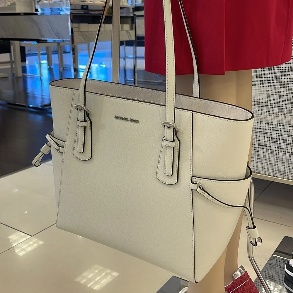 MICHAEL KORS Voyager Larg Saffiano Leather EW Tote Shoulder Bag
Optic White
NWT - Picture 5 of 16